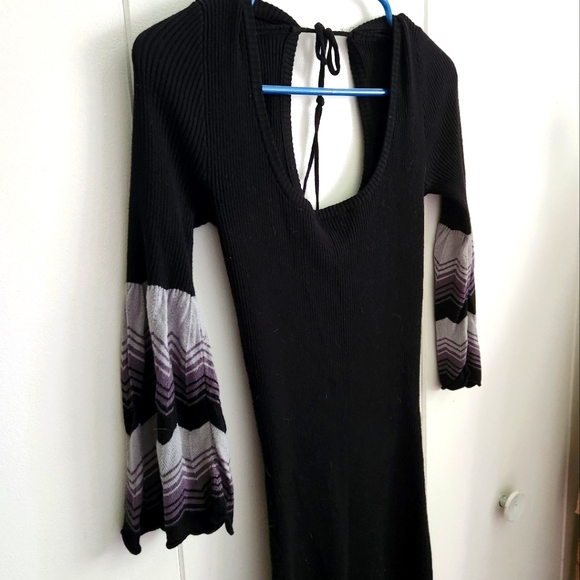Black ribbed knit dress with tie in the back and bell sleeves. Scoop neck. - Picture 5 of 6